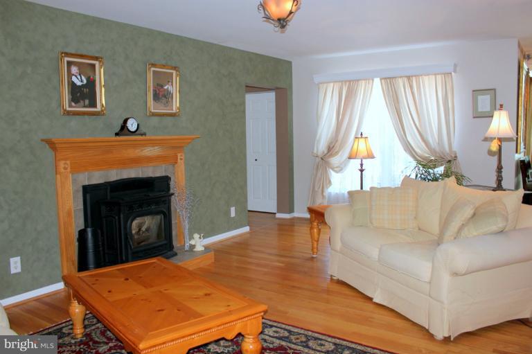 111 Riverside Road Edgewater, MD 21037 - Photo 7 of 27 Living Room