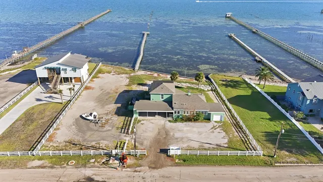 $1,200,000 | 1108-1024 South Water Street, Rockport, TX 78382