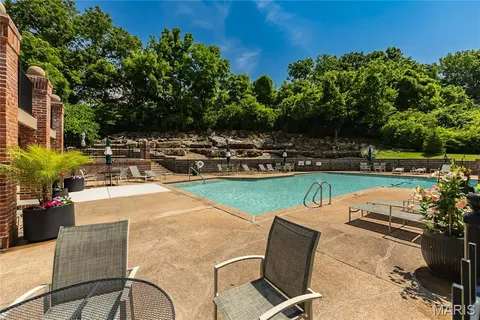 $430,000 | 14308 East Conway Meadows Court, Unit 201, Chesterfield, MO 63017