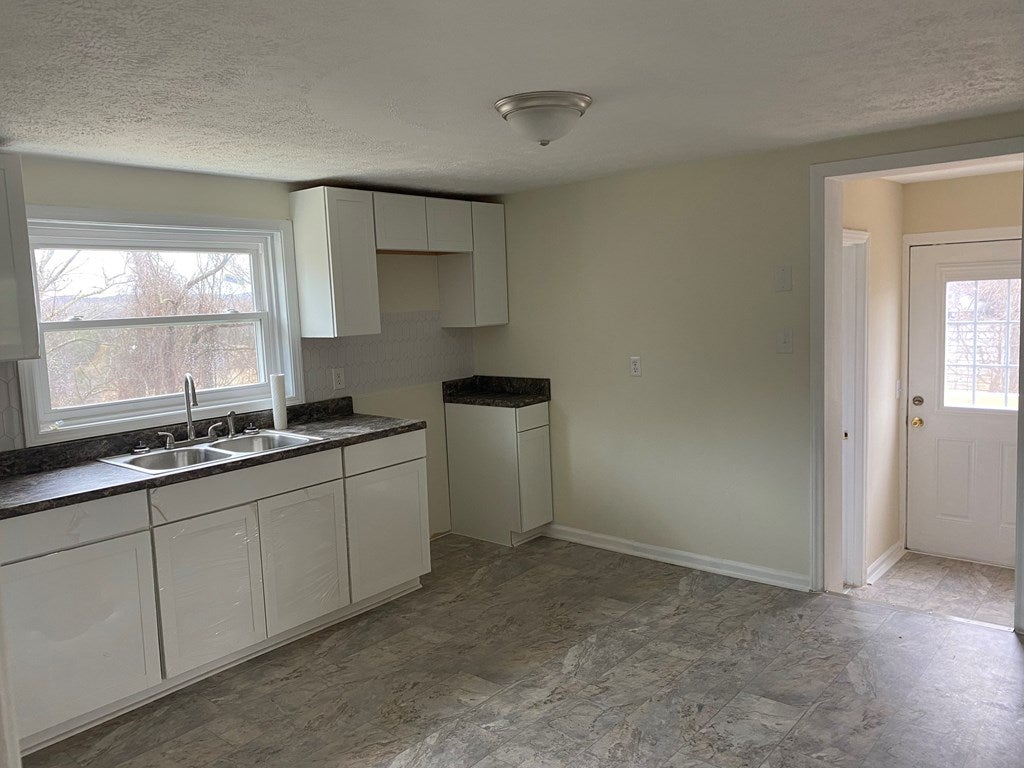 1690 Cliffview Road Galax, VA 24333 - Photo 8 of 13 Gallery Image 8