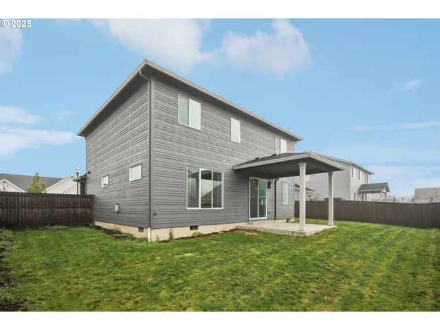 a view of a house with a backyard