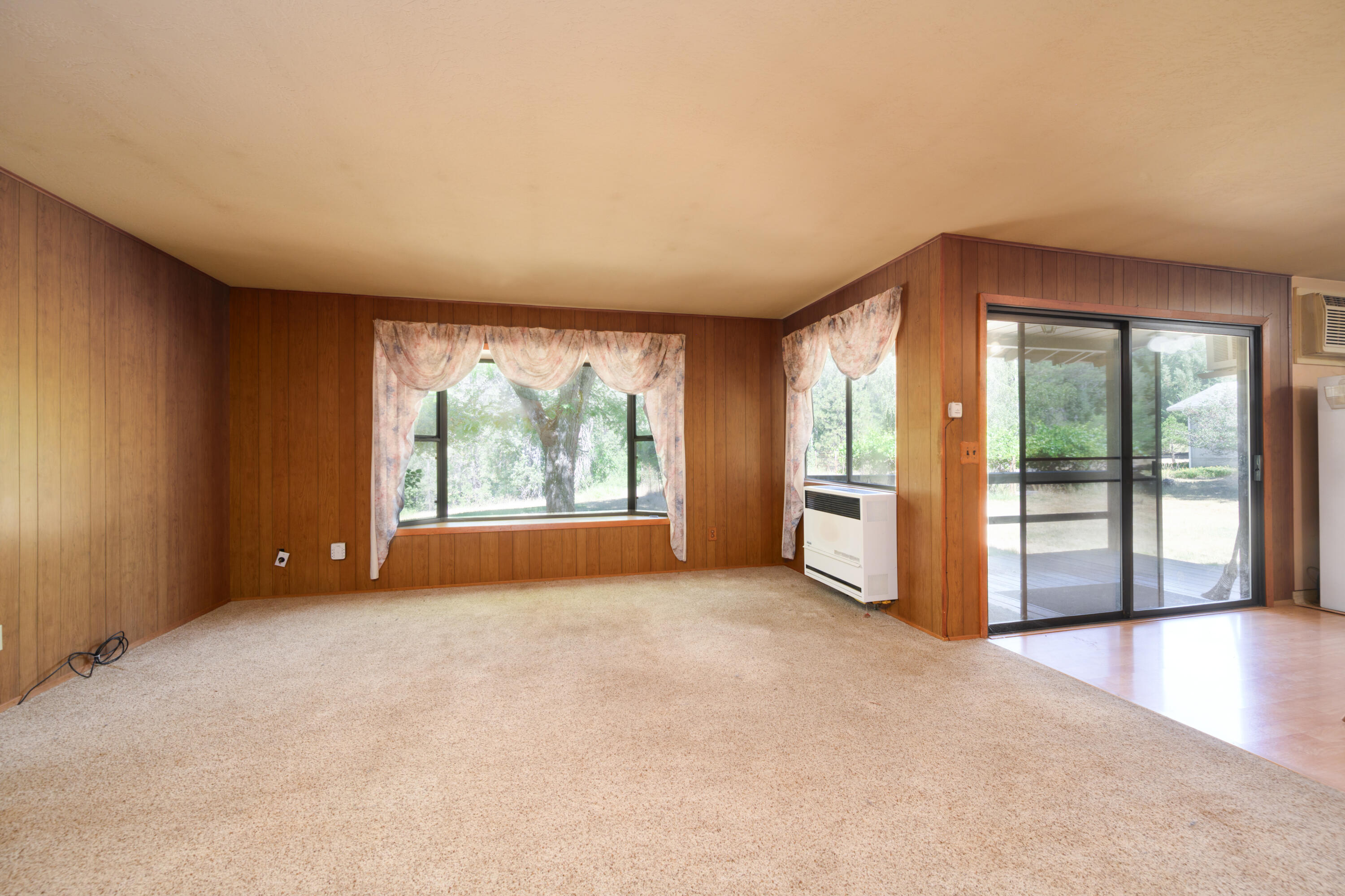 181 Meadow Road Weaverville, CA 96093 - Photo 5 of 38 living room