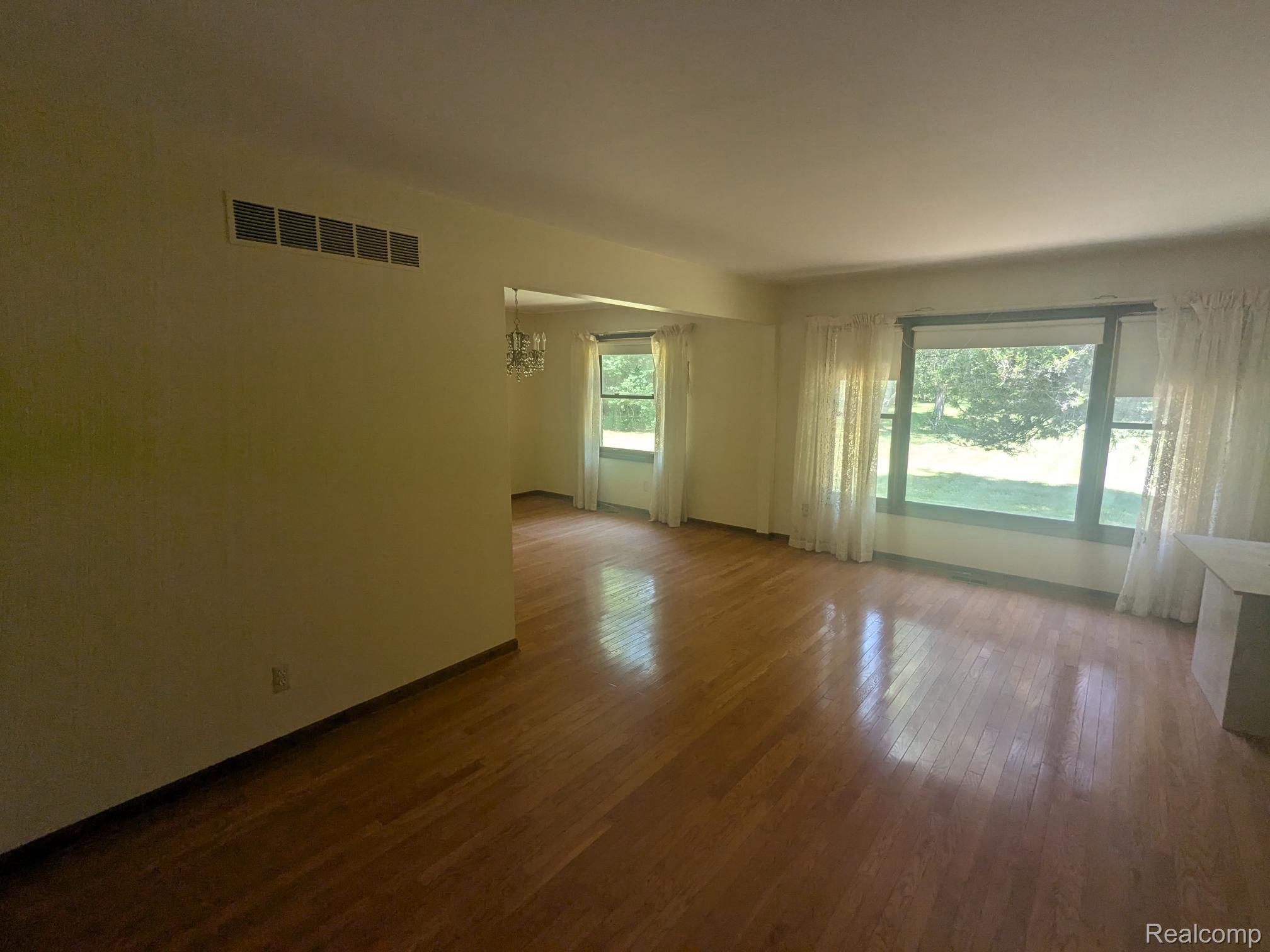 3211 Mccluskey Pinckney, MI 48169 - Photo 4 of 23