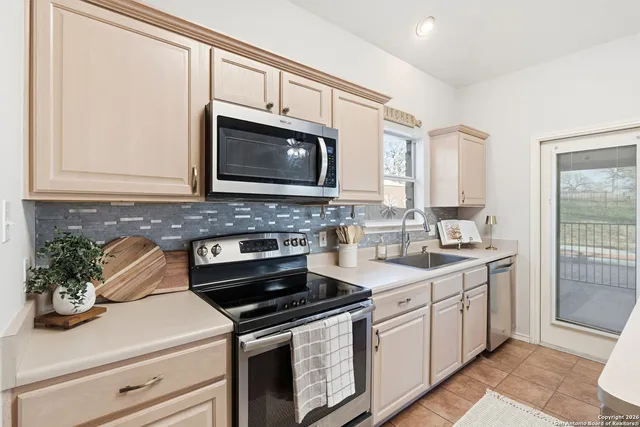 $389,000 | 144 Las Palomas Drive, La Vernia, TX 78121