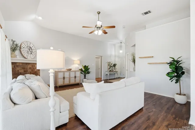 $389,000 | 144 Las Palomas Drive, La Vernia, TX 78121