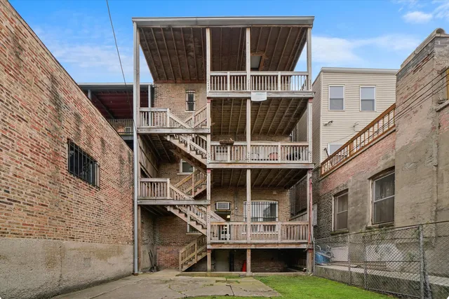 a view of a back yard of the house