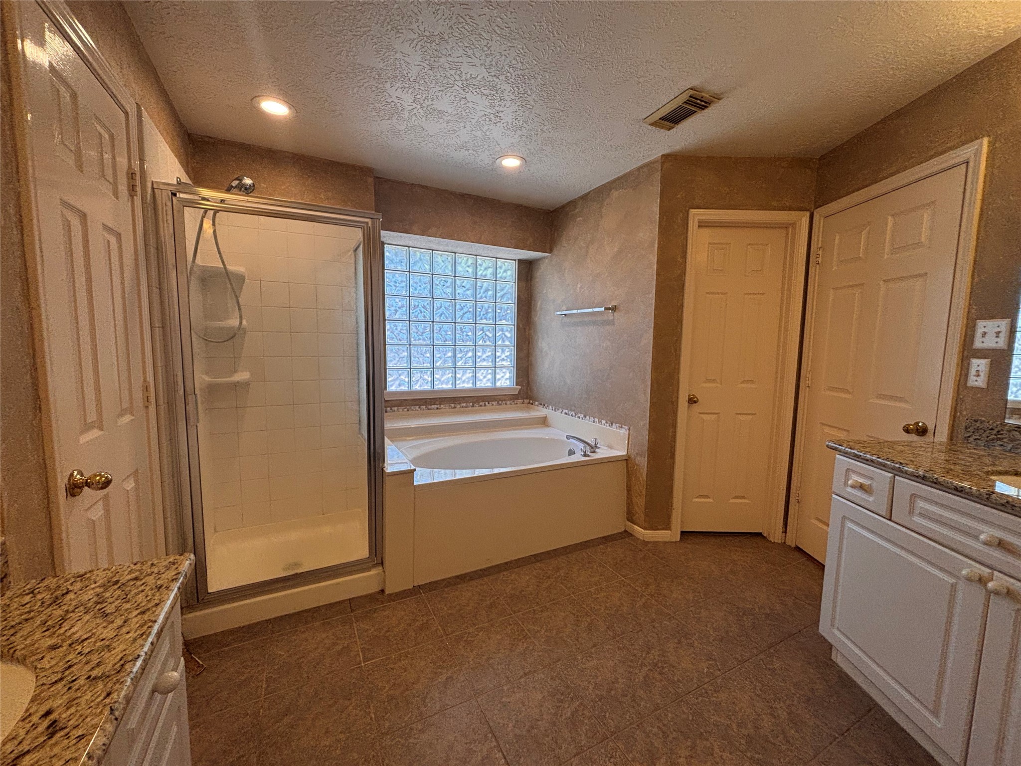 12926 Dove Point Lane Houston, TX 77041 - Photo 14 of 24 Ensuite Primary Bathroom