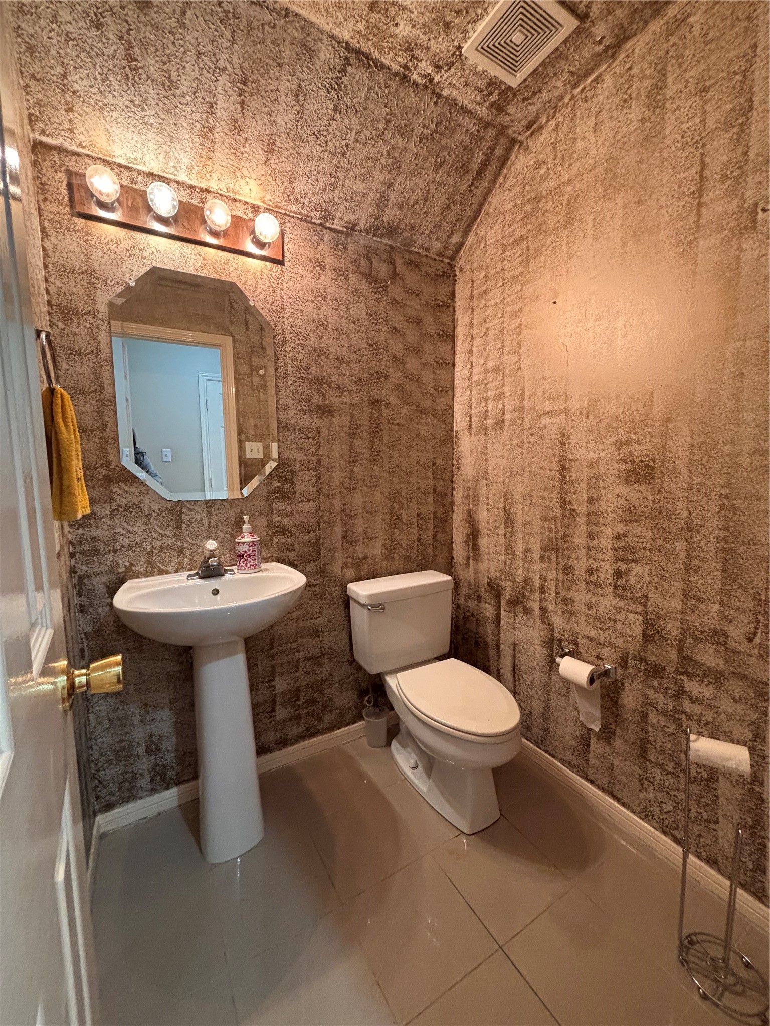 12926 Dove Point Lane Houston, TX 77041 - Photo 22 of 24 Downstairs Half Bathroom