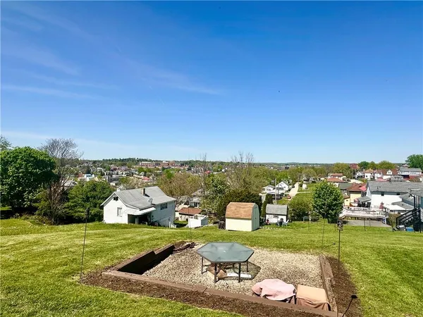 a view of a big room with a big yard