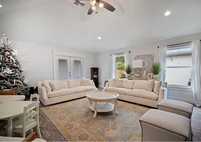 $2,995 | 210 Wilshire Place, Corpus Christi, TX 78411