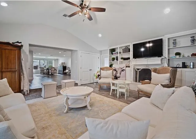 $2,995 | 210 Wilshire Place, Corpus Christi, TX 78411