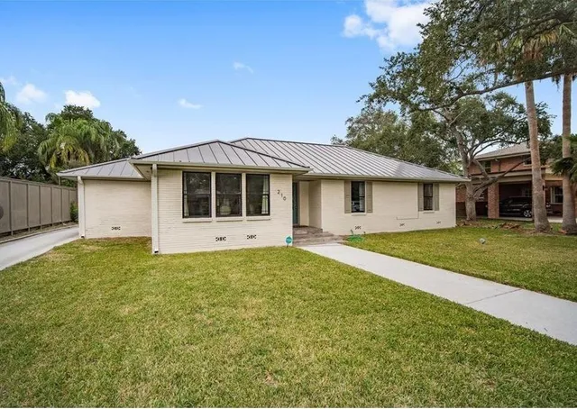 $2,995 | 210 Wilshire Place, Corpus Christi, TX 78411