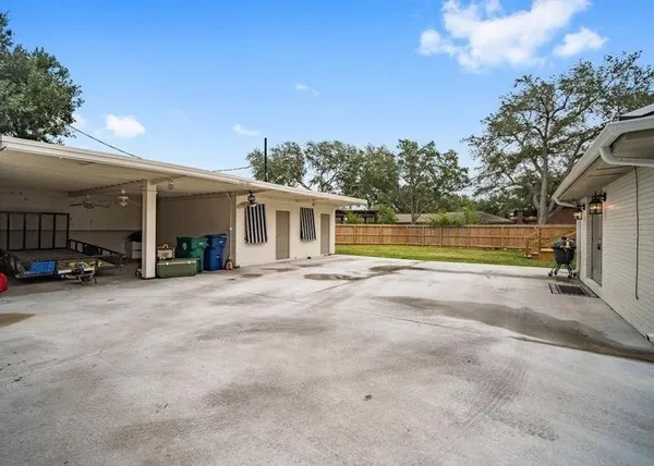 $2,995 | 210 Wilshire Place, Corpus Christi, TX 78411