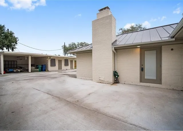 $2,995 | 210 Wilshire Place, Corpus Christi, TX 78411