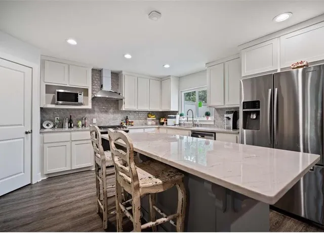 $2,995 | 210 Wilshire Place, Corpus Christi, TX 78411