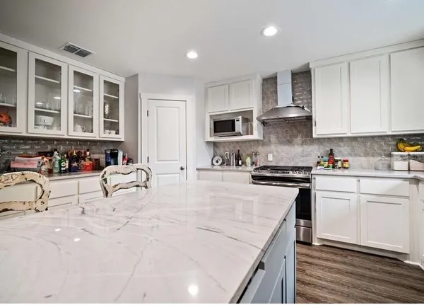 $2,995 | 210 Wilshire Place, Corpus Christi, TX 78411