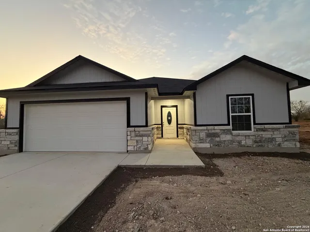 $289,000 | 335 Cr 1643 Clearview Drive, Moore, TX 78057