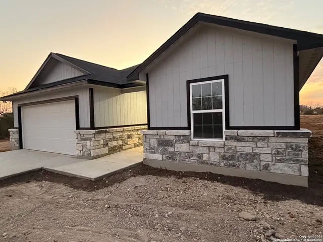 $289,000 | 335 Cr 1643 Clearview Drive, Moore, TX 78057