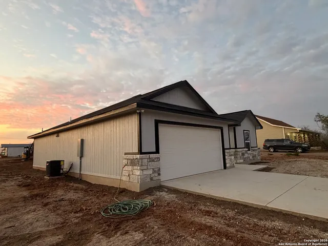 $289,000 | 335 Cr 1643 Clearview Drive, Moore, TX 78057