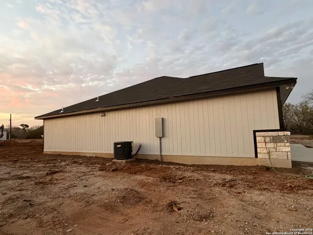 $289,000 | 335 Cr 1643 Clearview Drive, Moore, TX 78057