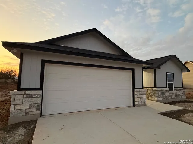 $289,000 | 335 Cr 1643 Clearview Drive, Moore, TX 78057