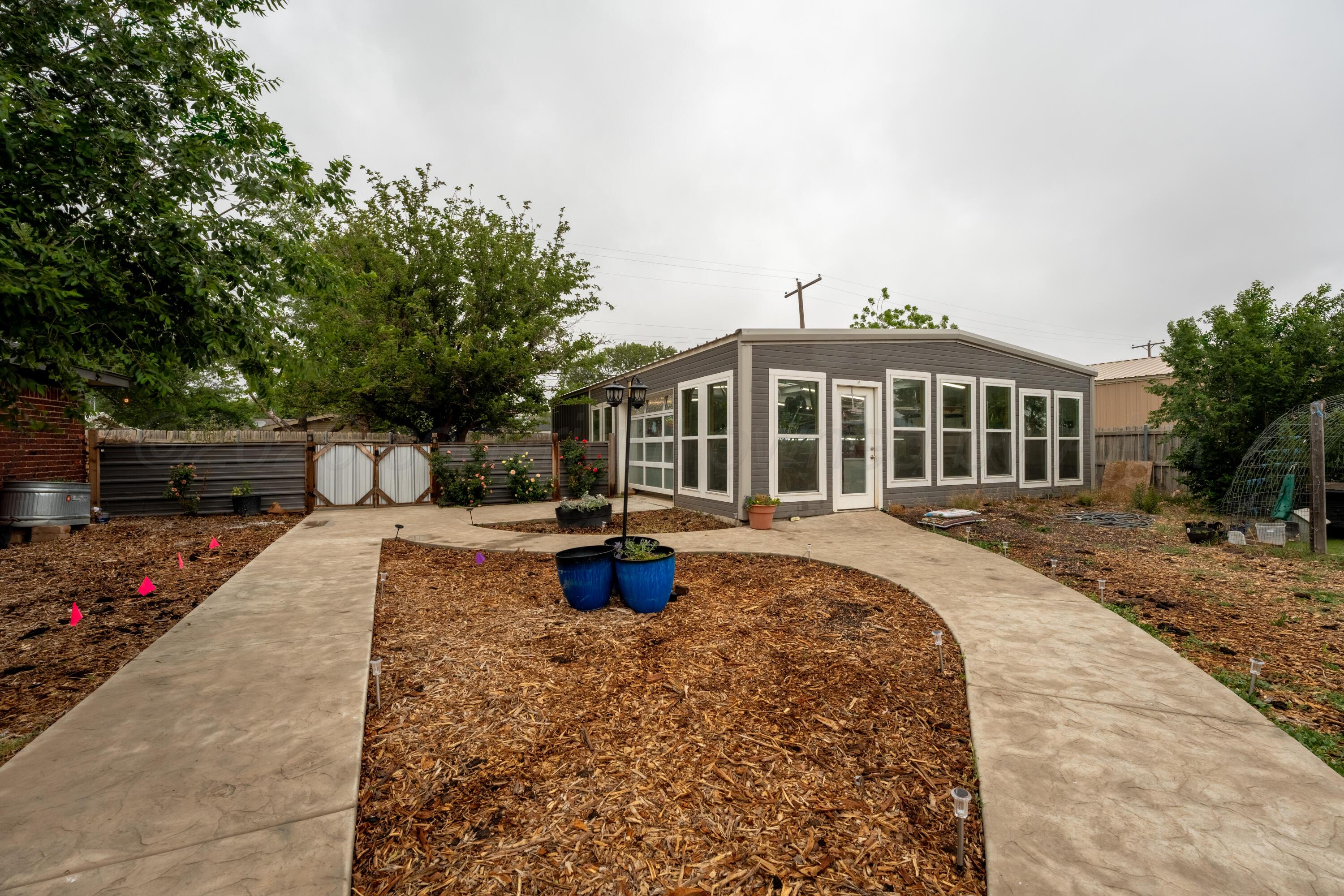 4836 Hillside Road Amarillo, TX 79109 - Photo 25 of 28 a view of a house with backyard and sitting area