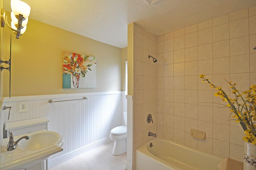 6229 Ungerer Street Jupiter, FL 33458 - Photo 14 of 28 Full Guest Bathroom