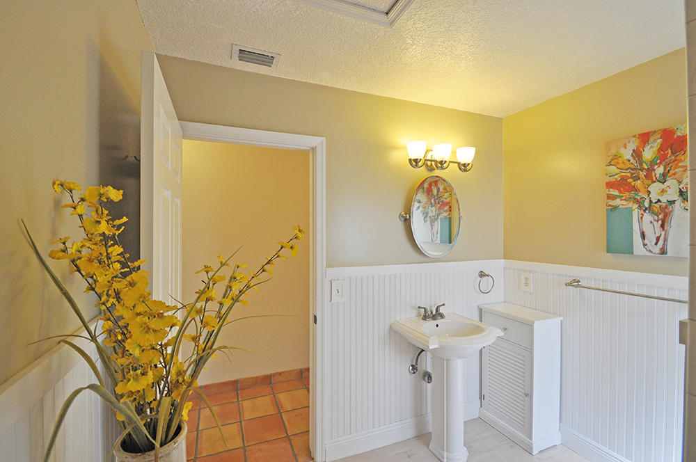 6229 Ungerer Street Jupiter, FL 33458 - Photo 15 of 28 Full Guest Bathroom