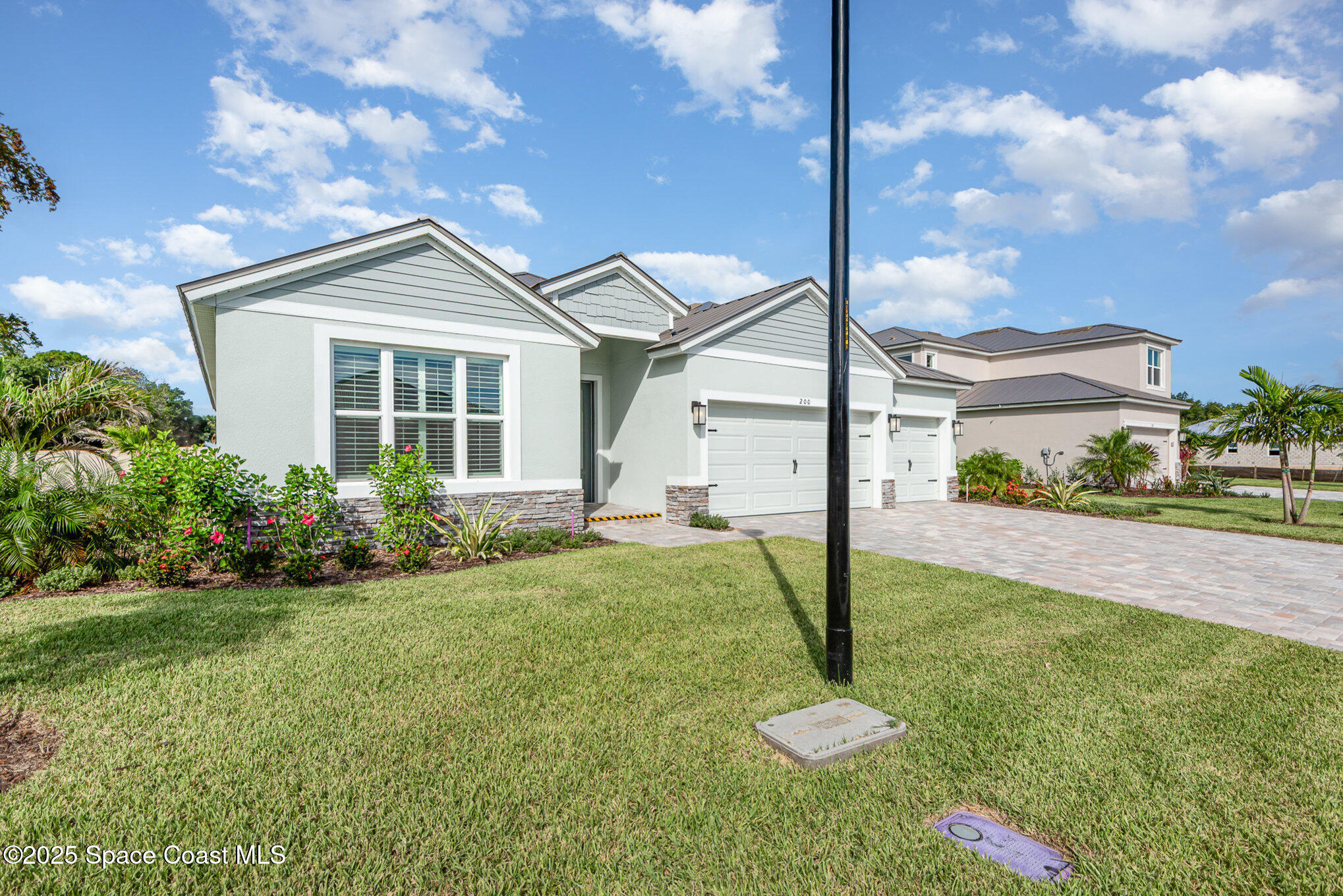 230 1st Street Cocoa, FL 32922 - Photo 4 of 34 a backyard of a house with table and chairs