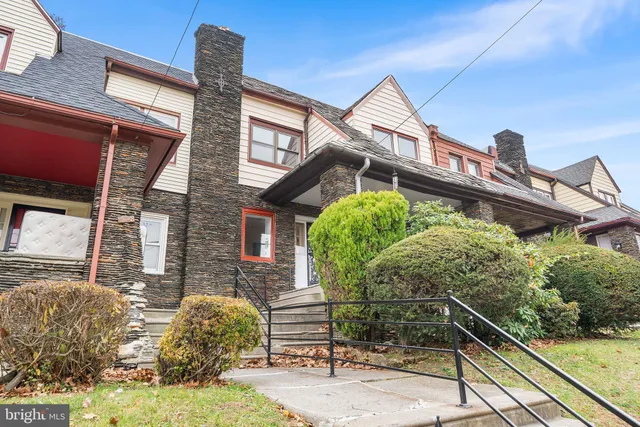 a house view with a backyard space