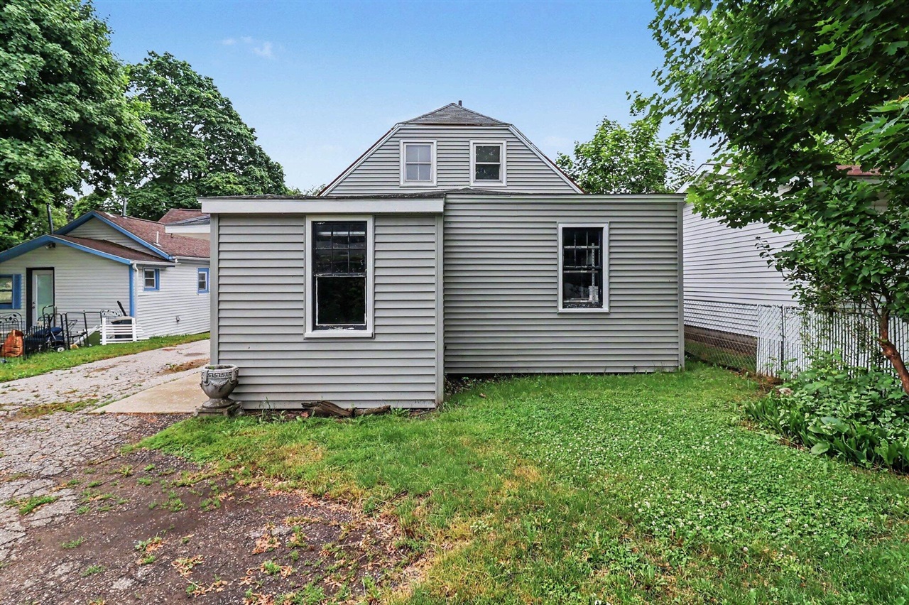 286 3rd Street Manistee, MI 49660 - Photo 3 of 27