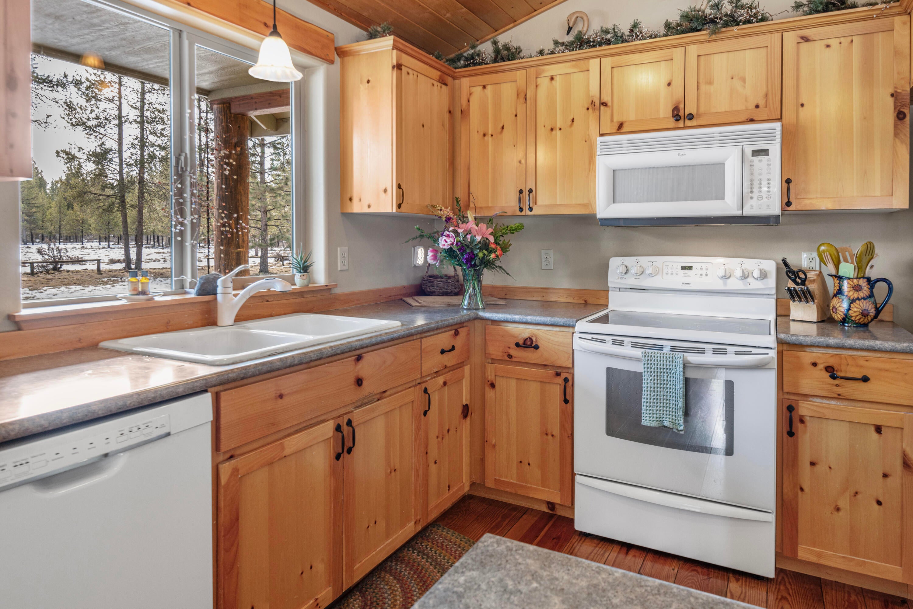 17885 Guelfi Road Bend, OR 97707 - Photo 13 of 34 10