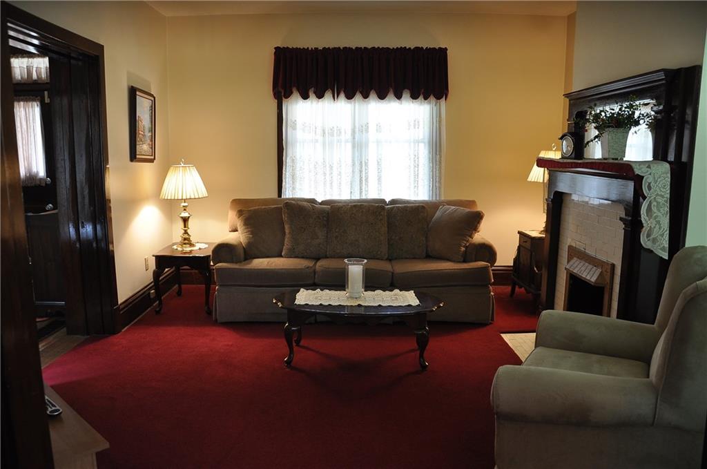 343 Roosevelt Road Pittsburgh, PA 15237 - Photo 11 of 25 Living room