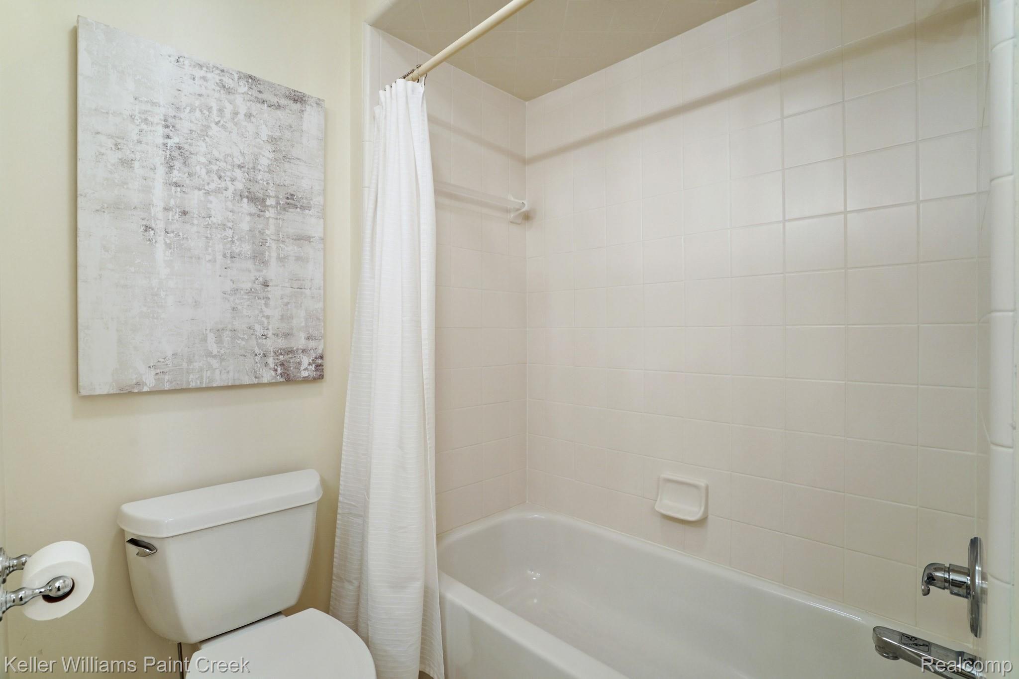 5136 Newport Court Rochester, MI 48306 - Photo 34 of 41 Ceramic shower/tub surround