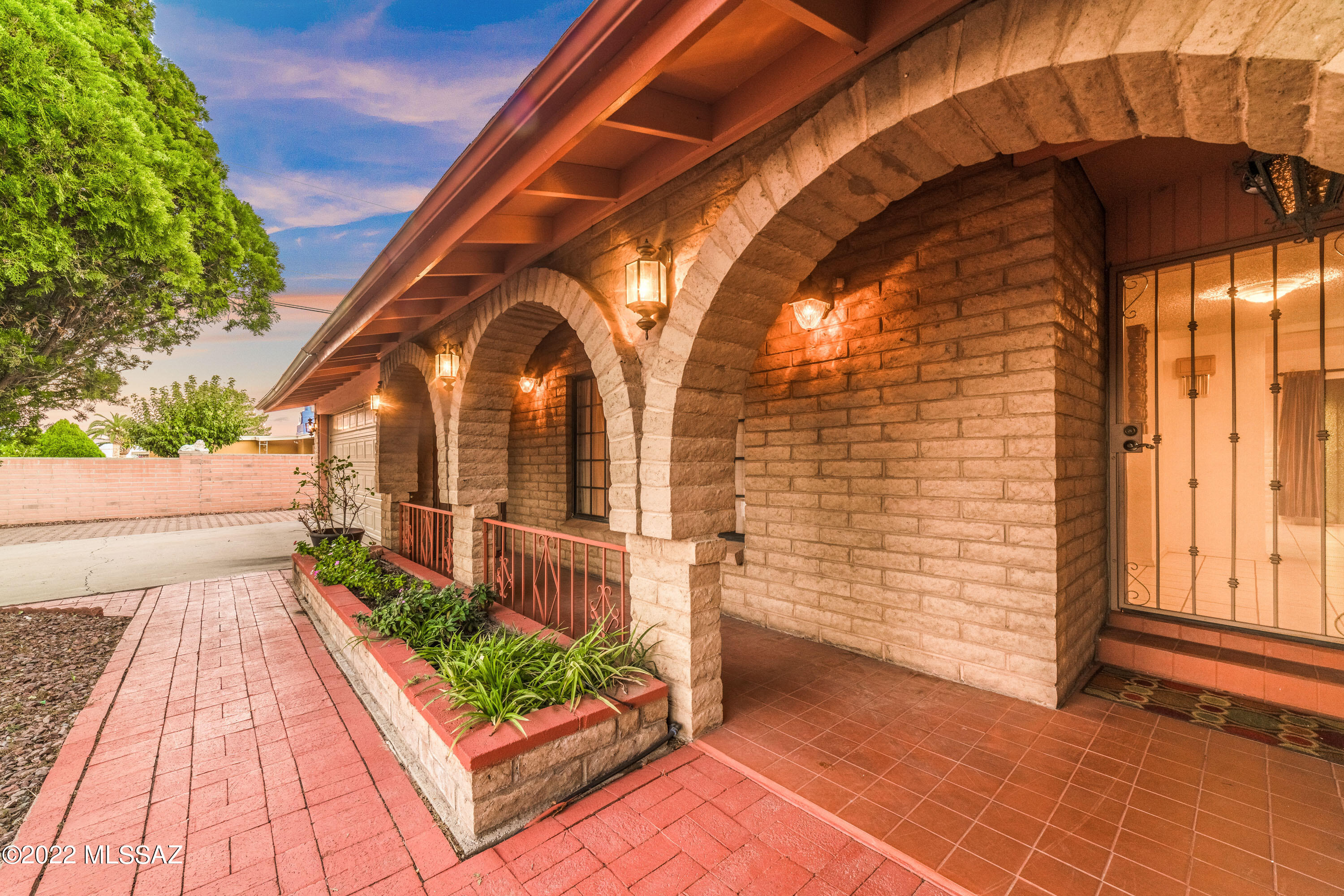 2611 West Capistrano Road Tucson, AZ 85746 - Photo 2 of 48
