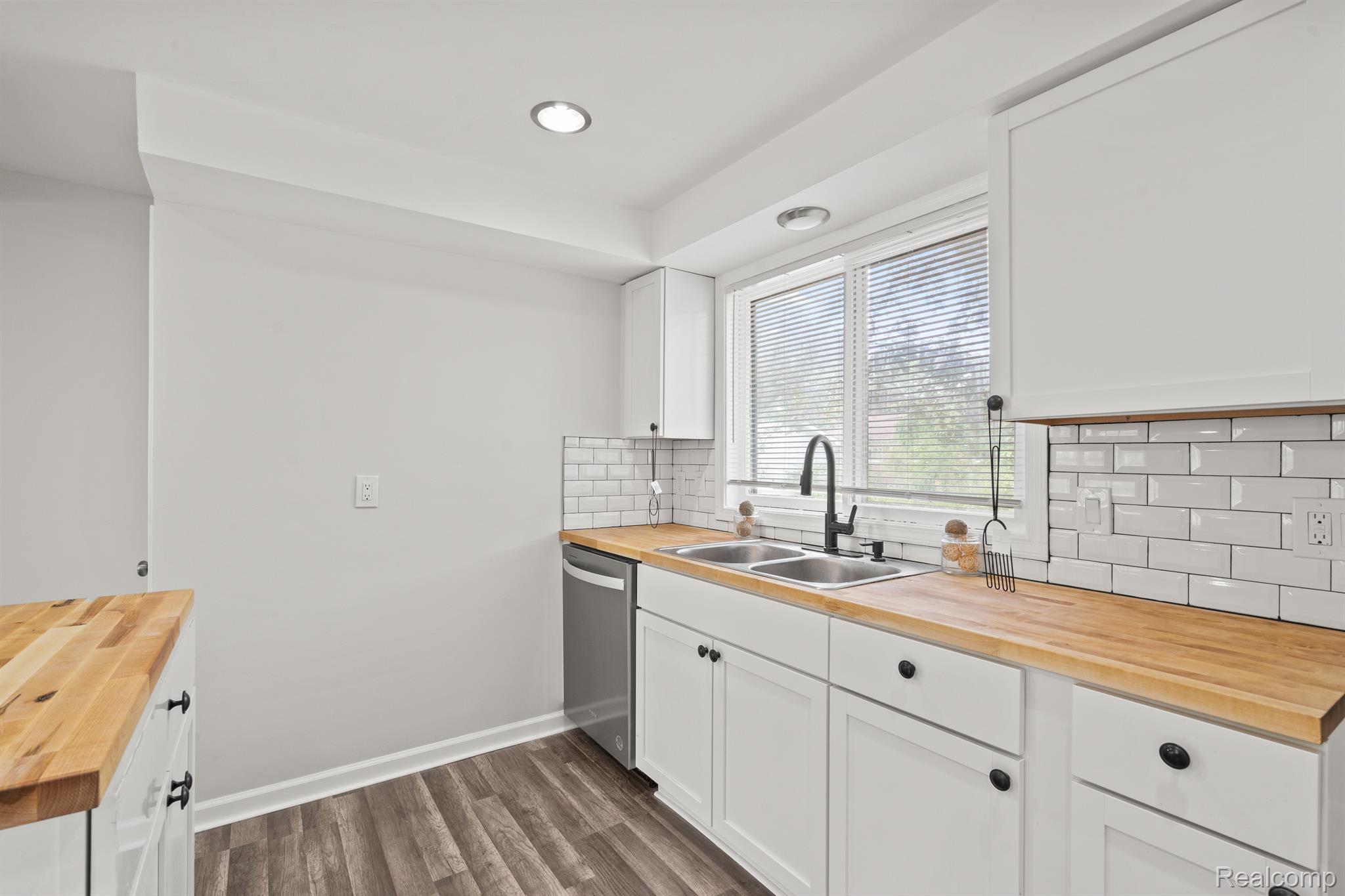 29377 Rambling Road Southfield, MI 48076 - Photo 8 of 18 Gallery Image 8