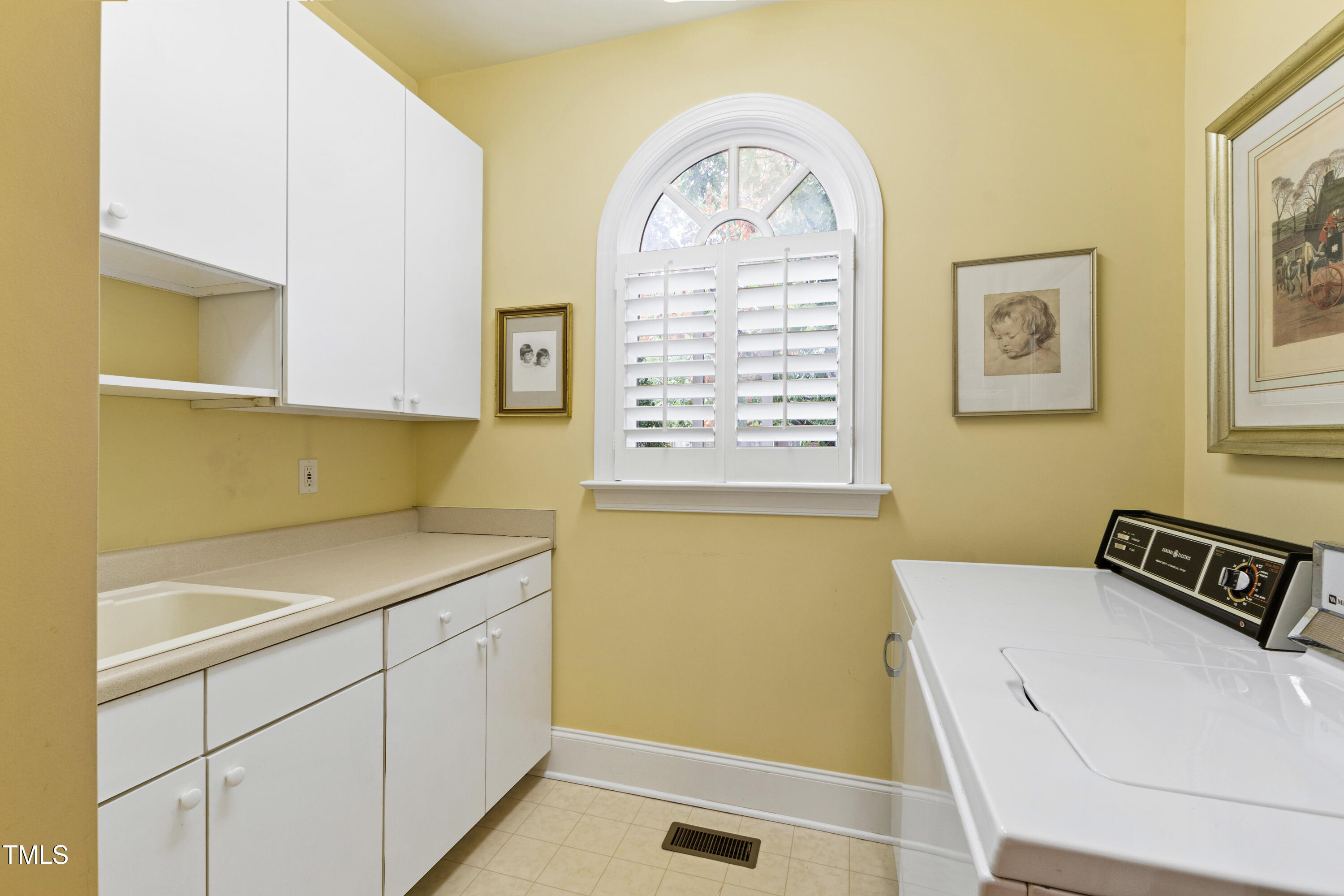 2316 Elmsford Way Raleigh, NC 27608 - Photo 35 of 42 laundry