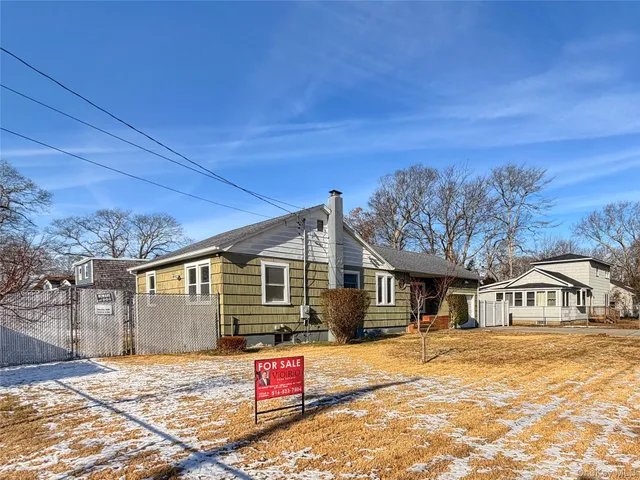 $437,500 | 20 Bogota Road, Mastic Beach, NY 11951