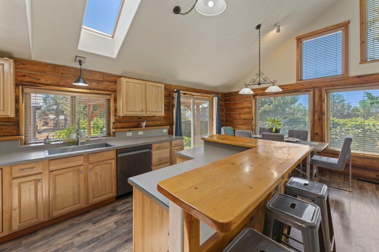8095 Southwest Sand Ridge Road Terrebonne, OR 97760 - Photo 9 of 47 Eat Bar