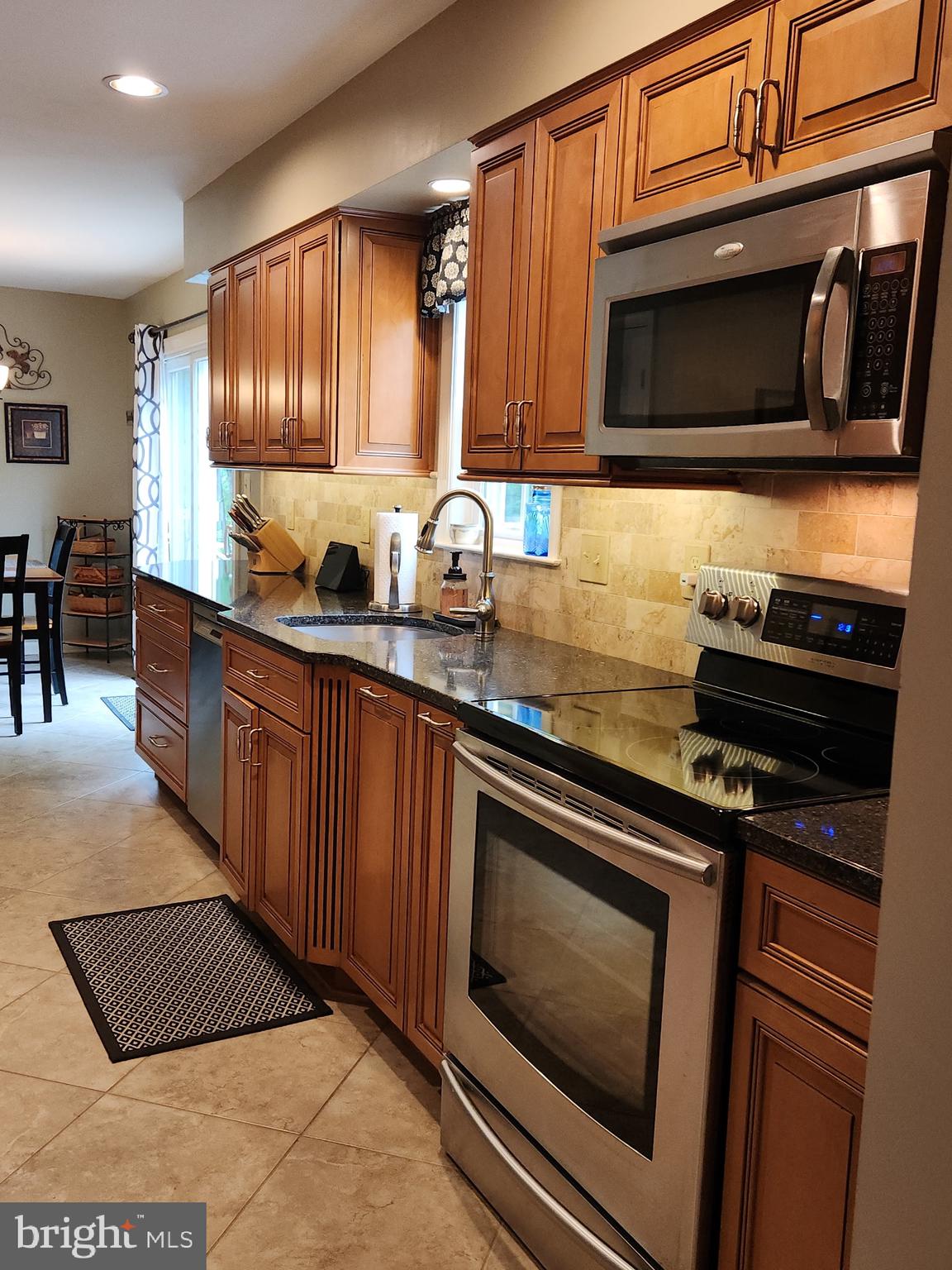 6130 Snowdens Run Road Eldersburg, MD 21784 - Photo 7 of 33 Granite counters, stainless steel appliances