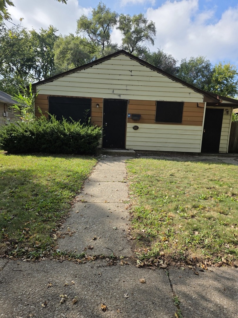 a front view of house with yard