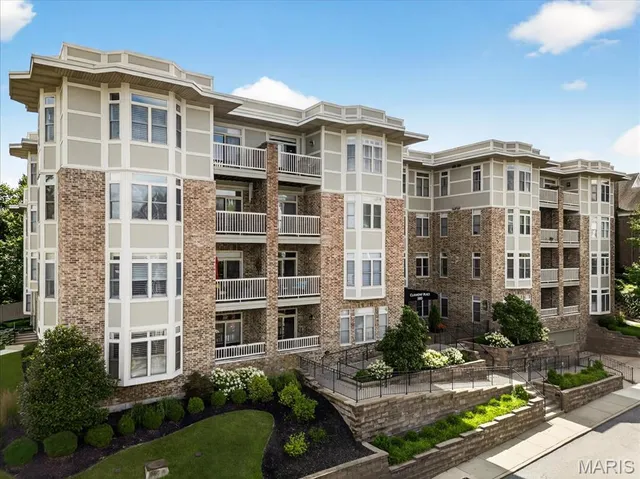 $2,700 | 500 North And South Road, Unit 103, University City, MO 63130