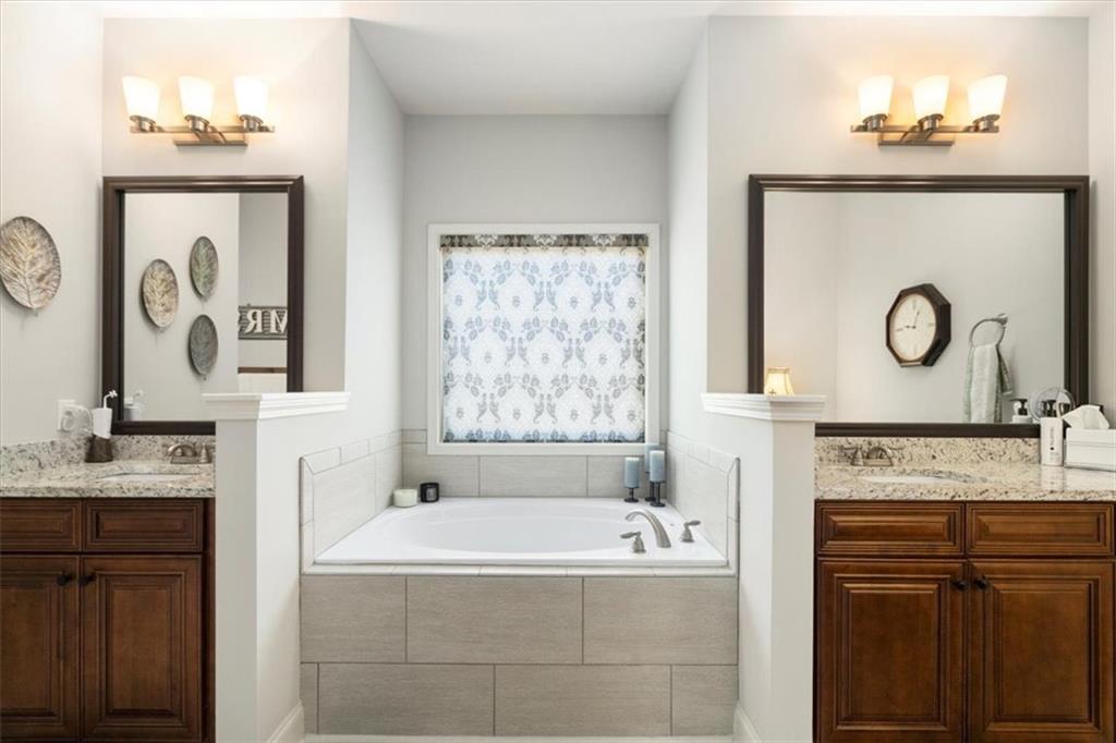 3065 Brooks Trail Monroe, GA 30656 - Photo 20 of 80 a bathroom with a bathtub and a sink