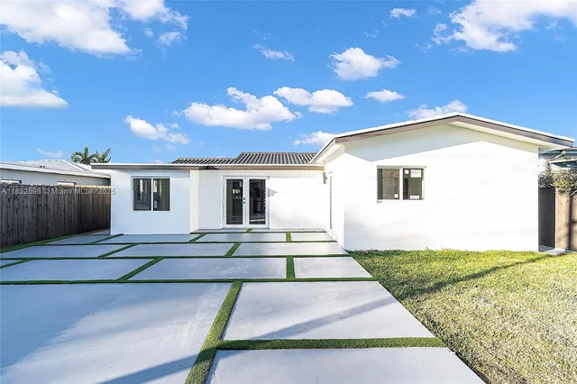 a view of a backyard