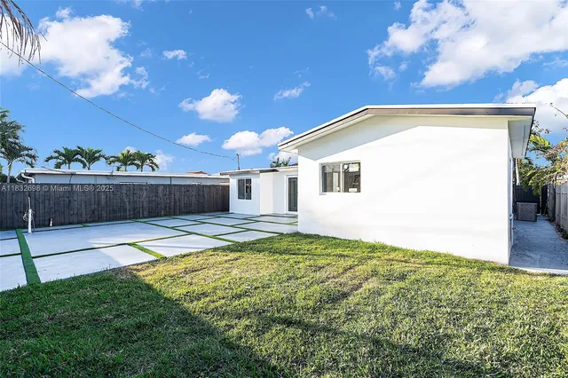 a view of a house with backyard