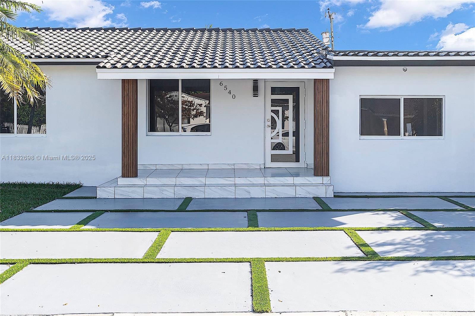 6540 Southwest 25th Street Miami, FL 33155 - Photo 37 of 37 a view of house with backyard and tub