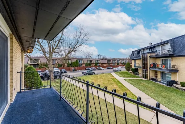 $209,999 | 11128 South 84th Avenue, Unit 2B, Palos Hills, IL 60465