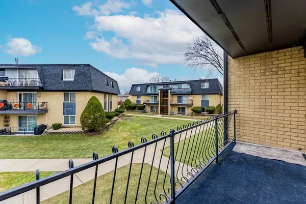 $209,999 | 11128 South 84th Avenue, Unit 2B, Palos Hills, IL 60465