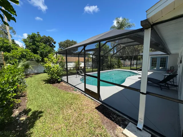 a view of a backyard