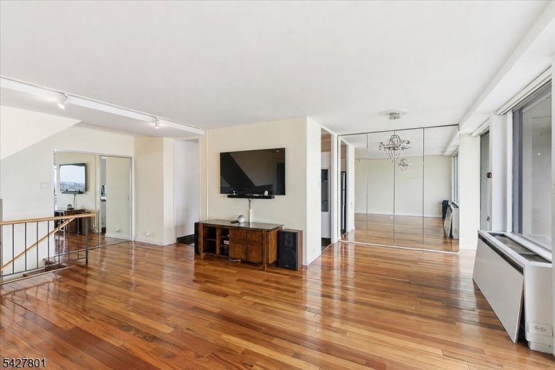 2 Horizon Road Fort Lee, NJ 07024 - Photo 4 of 30